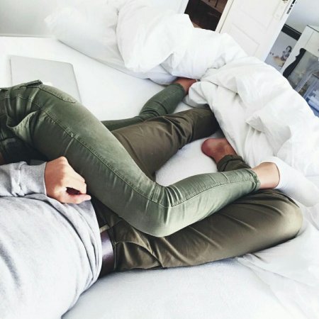 Лежа в обнимку