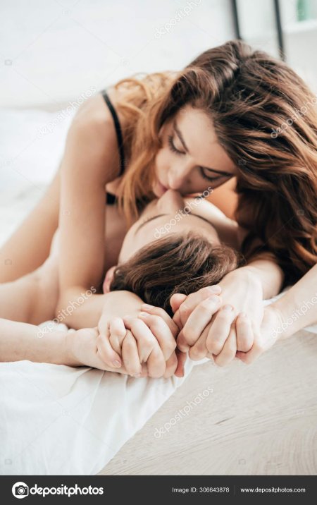 Две девушки обнимаются в постели
