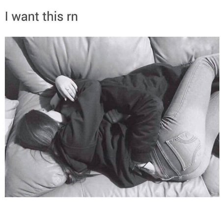 Пара лежит в обнимку