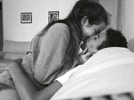 Парень и девушка обнимаются в кровати