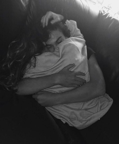 Девушка с парнем обнимаются без лица