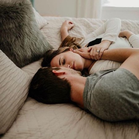 Пара обнимается в кровати