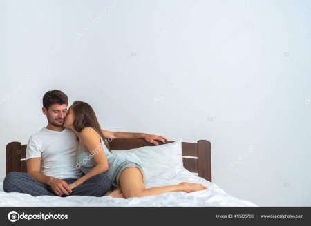 Пара на кровати
