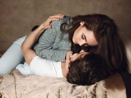 Девушка лежит сверху и обнимает