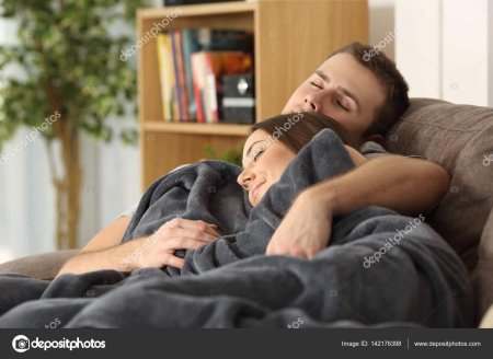 Объятия на диване