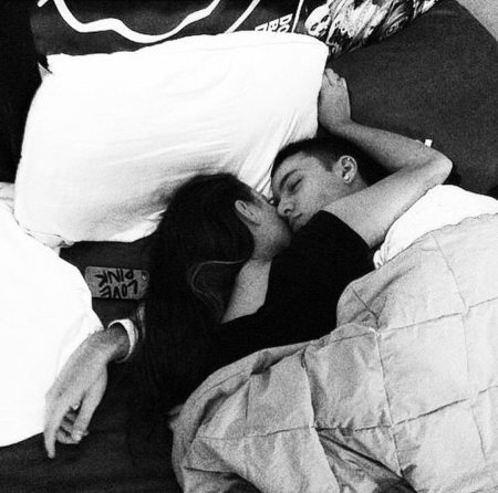 В обнимку в кровати