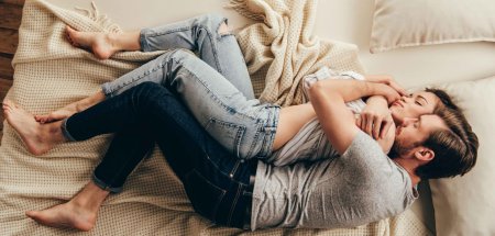 Девушка лежит на парне в обнимку