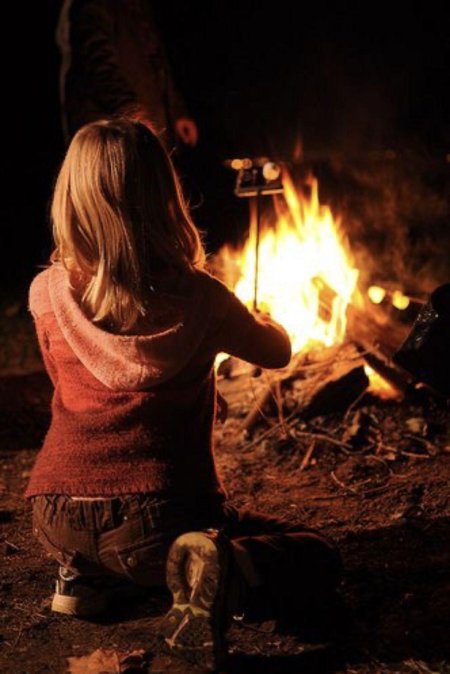 Девушка у костра