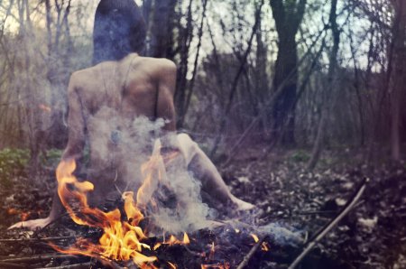 Фотосессия в лесу с огнем