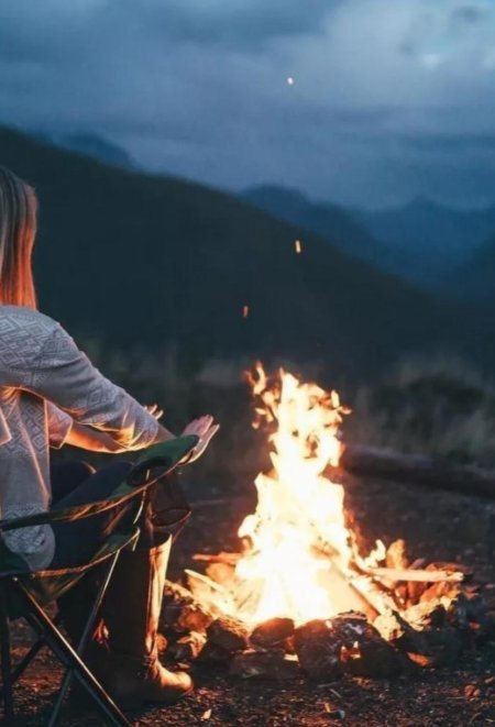 Девушка у костра