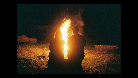 Парень с девушкой у костра