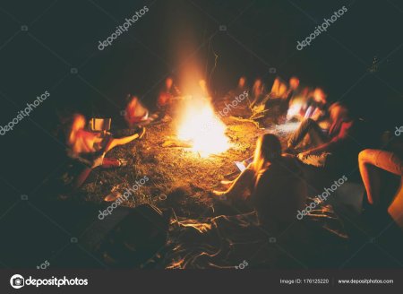 Люди вокруг костра