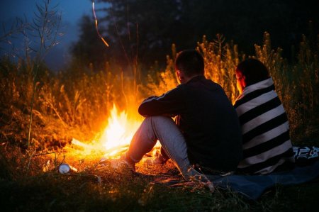 Влюбленные у костра