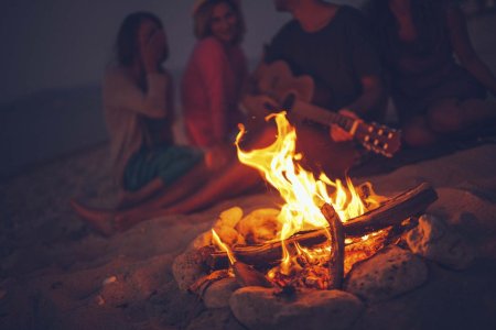 Посиделки у костра с гитарой