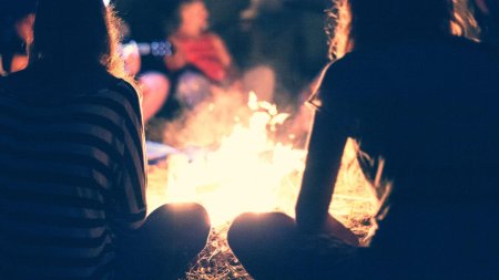 Люди у костра