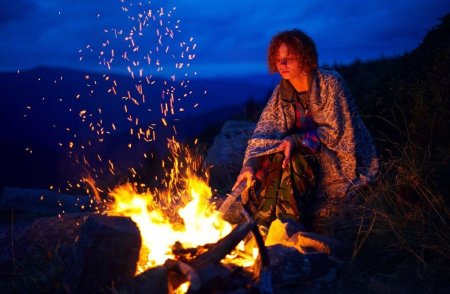 Люди у костра