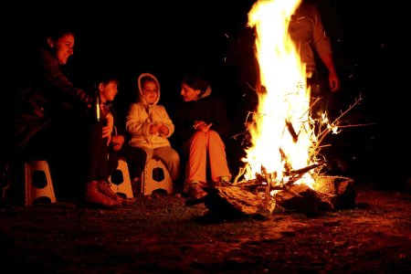 Семья вокруг костра