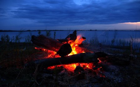 Костер на берегу реки