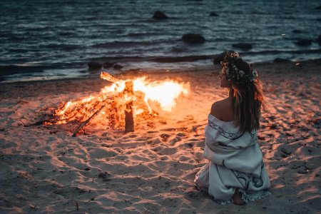 Девушка у костра