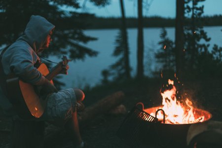 С гитарой у костра
