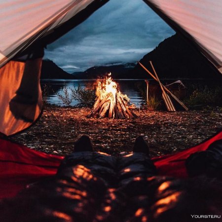 Палатка и костер