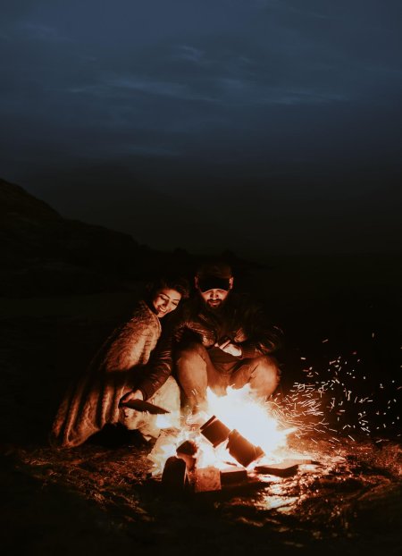 Влюбленные у костра