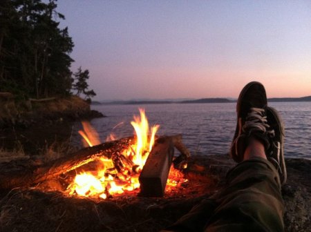 Костер на берегу моря