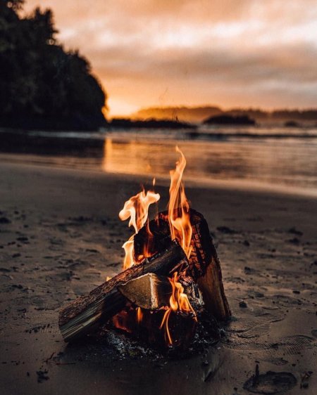 Костер на берегу моря