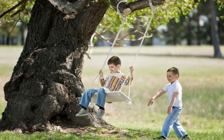 Дети на качелях