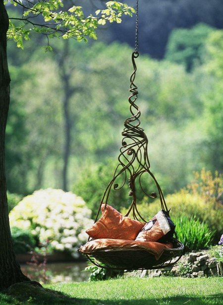 Стильные качели для сада