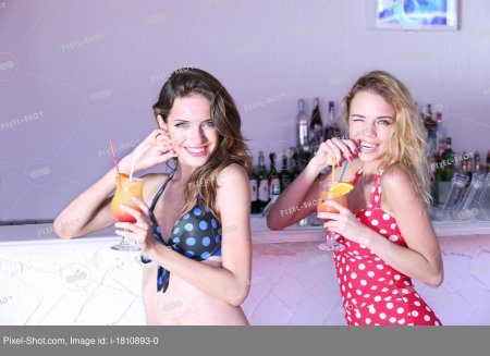 Девушка пьет коктейль