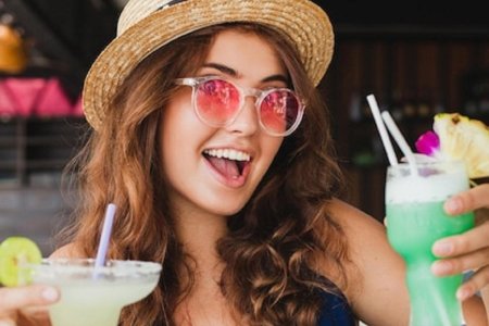 Девушка с коктейлем