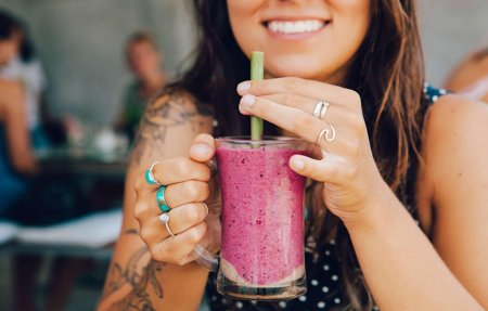 Девушка пьет коктейль