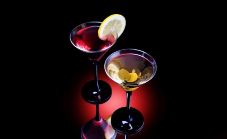Коктейли на черном фоне
