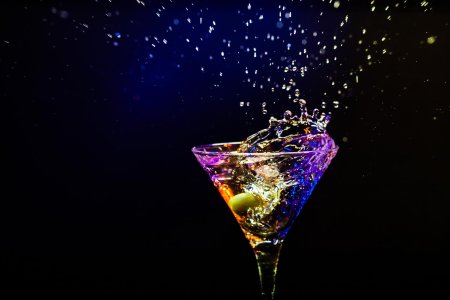 Коктейли на черном фоне