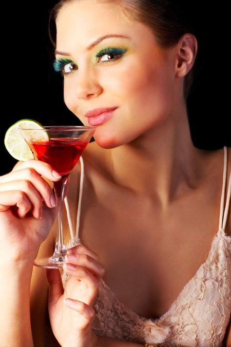 Девушка с коктейлем