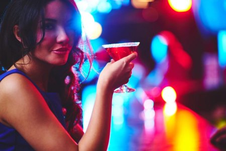 Девушка с коктейлем
