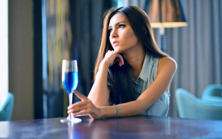 Девушка с коктейлем