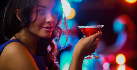 Девушка с коктейлем