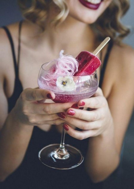 Девушка с коктейлем