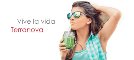 Девушка с коктейлем