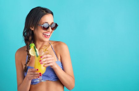 Девушка пьет коктейль