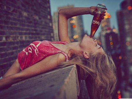 Девушка с колой