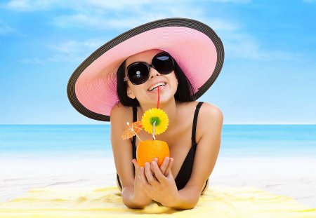 Девушка с коктейлем на пляже