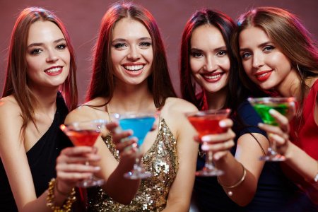 Девушка с коктейлем