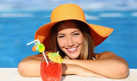 Девушка с коктейлем на пляже