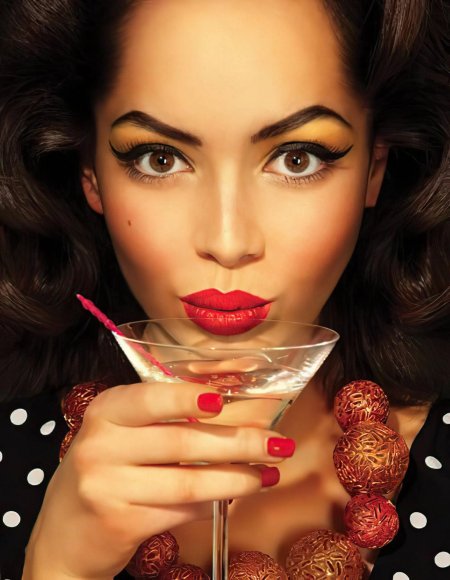 Девушка с коктейлем
