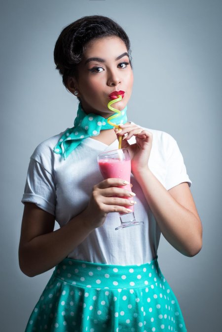 Девушка с коктейлем