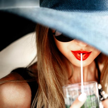 Девушка с коктейлем