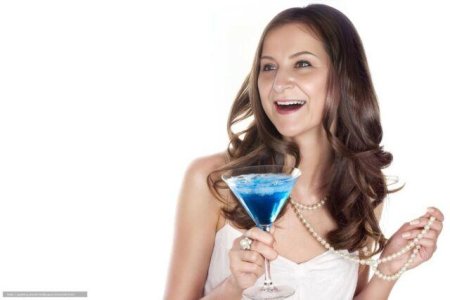 Девушка с коктейлем